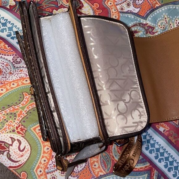 👜 Calvin Klein Monogram Chain Strap Hobo Bag - Picture 7 of 12